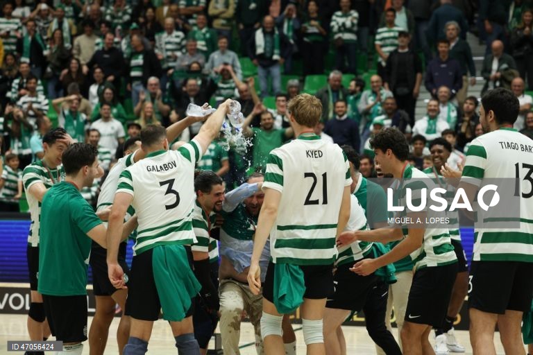Os jogadores do Sporting festejam a conquista do campeonato nacional de voleibol no final do jogo da Liga de voleibol, 3.ª fase, play-off, final, contra o Benfica, disputado no Pavilhão João Rocha, em Lisboa, 06 de maio de 2026.  O Sporting sagrou-se hoje campeão nacional de voleibol pela oitava vez, a segunda consecutiva, ao vencer na receção ao Benfica, por 3-0 (25-18, 25-17 e 25-19), após ter iniciado a final com dois triunfos. MIGUEL A. LOPES/LUSA
