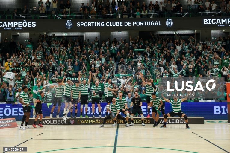 Os jogadores do Sporting festejam a conquista do campeonato nacional de voleibol no final do jogo da Liga de voleibol, 3.ª fase, play-off, final, contra o Benfica, disputado no Pavilhão João Rocha, em Lisboa, 06 de maio de 2026.  O Sporting sagrou-se hoje campeão nacional de voleibol pela oitava vez, a segunda consecutiva, ao vencer na receção ao Benfica, por 3-0 (25-18, 25-17 e 25-19), após ter iniciado a final com dois triunfos. MIGUEL A. LOPES/LUSA