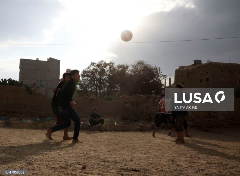 Iémen: Jovens jogam futebol em Sana