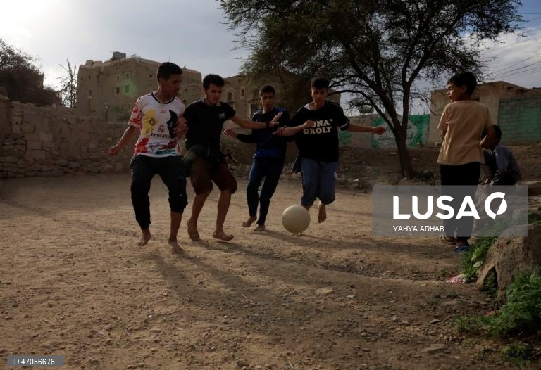 Iémen: Jovens jogam futebol em Sana
