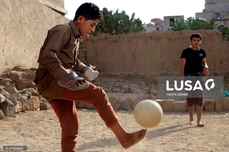Iémen: Jovens jogam futebol em Sana