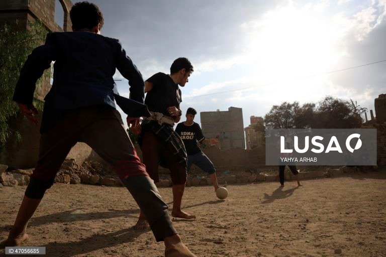 Iémen: Jovens jogam futebol em Sana