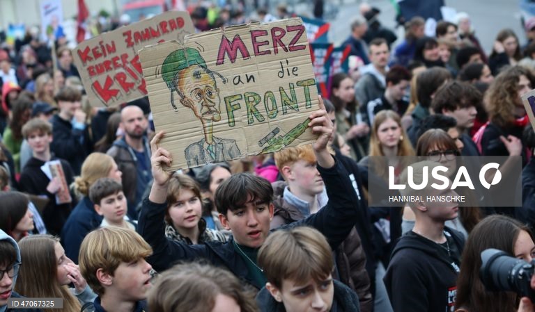 Alemanha: Alunos protestam contra as leis relativas ao serviço militar