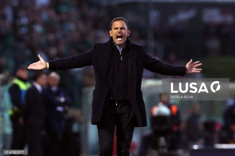 O Sporting venceu hoje na visita ao Rio Ave, por 4-1, na 33.ª e penúltima jornada da I Liga de futebol, e beneficiou do empate do Benfica para se isolar no segundo lugar, de acesso à Liga dos Campeões.