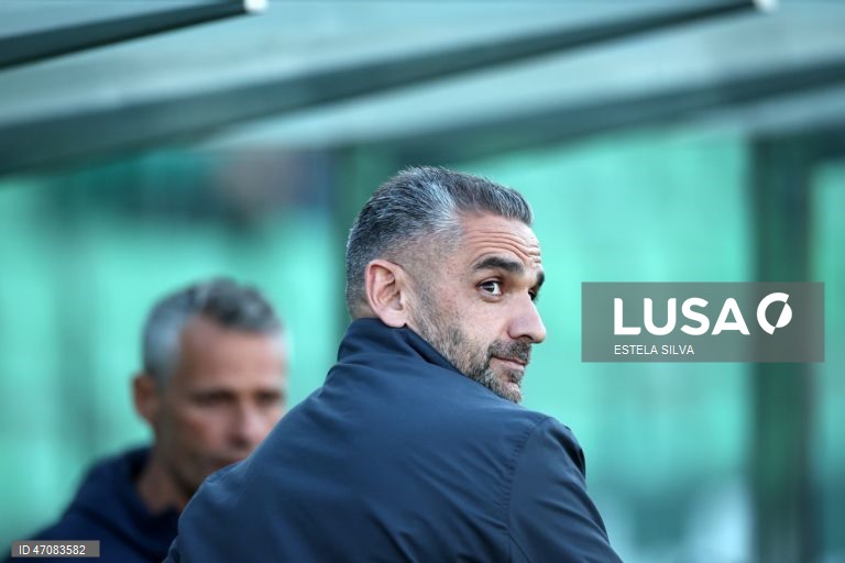 O Sporting venceu hoje na visita ao Rio Ave, por 4-1, na 33.ª e penúltima jornada da I Liga de futebol, e beneficiou do empate do Benfica para se isolar no segundo lugar, de acesso à Liga dos Campeões.