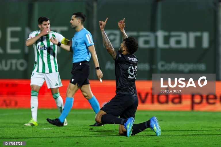 O Sporting venceu hoje na visita ao Rio Ave, por 4-1, na 33.ª e penúltima jornada da I Liga de futebol, e beneficiou do empate do Benfica para se isolar no segundo lugar, de acesso à Liga dos Campeões.