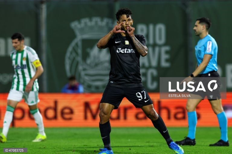 O Sporting venceu hoje na visita ao Rio Ave, por 4-1, na 33.ª e penúltima jornada da I Liga de futebol, e beneficiou do empate do Benfica para se isolar no segundo lugar, de acesso à Liga dos Campeões.