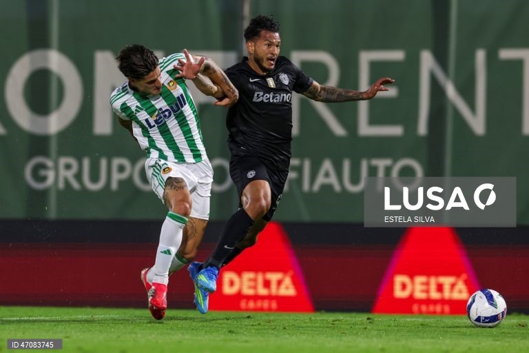 O Sporting venceu hoje na visita ao Rio Ave, por 4-1, na 33.ª e penúltima jornada da I Liga de futebol, e beneficiou do empate do Benfica para se isolar no segundo lugar, de acesso à Liga dos Campeões.