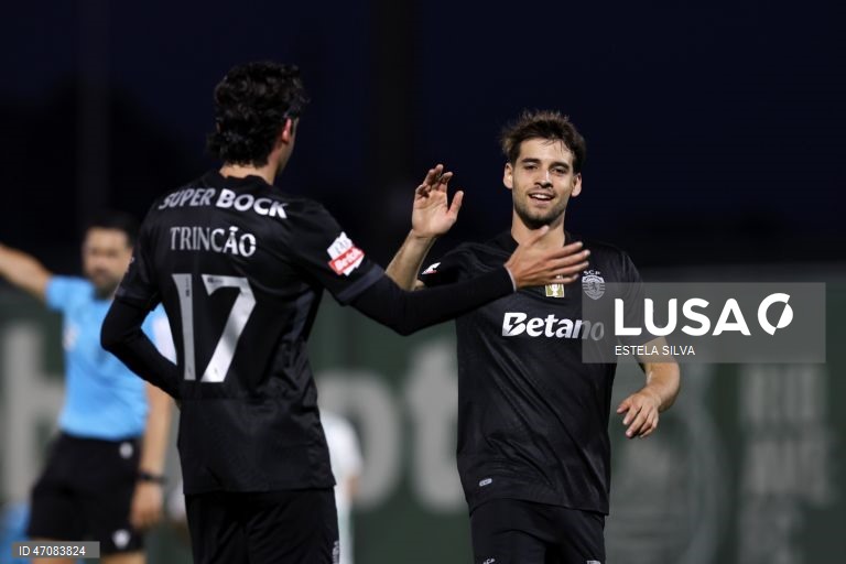 O Sporting venceu hoje na visita ao Rio Ave, por 4-1, na 33.ª e penúltima jornada da I Liga de futebol, e beneficiou do empate do Benfica para se isolar no segundo lugar, de acesso à Liga dos Campeões.