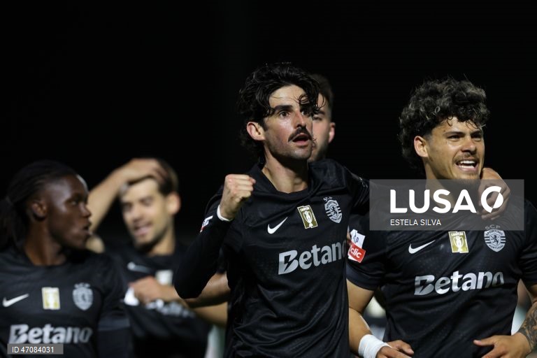 O Sporting venceu hoje na visita ao Rio Ave, por 4-1, na 33.ª e penúltima jornada da I Liga de futebol, e beneficiou do empate do Benfica para se isolar no segundo lugar, de acesso à Liga dos Campeões.