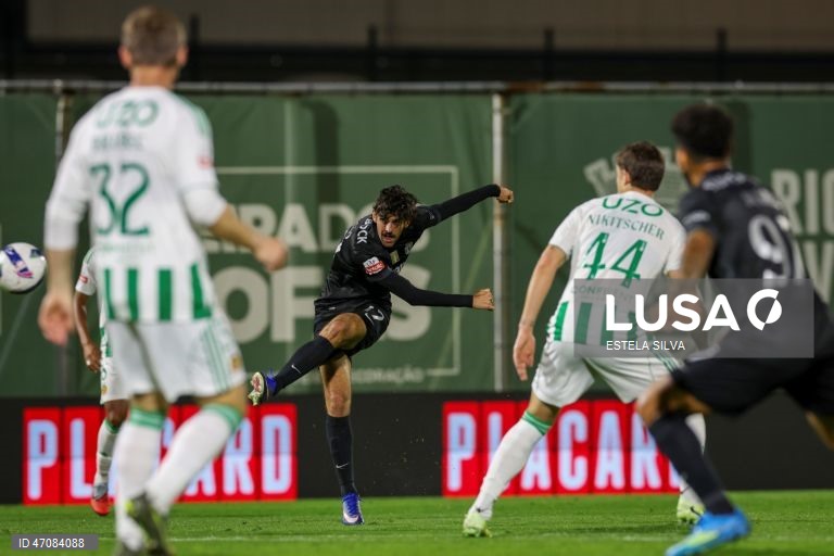 O Sporting venceu hoje na visita ao Rio Ave, por 4-1, na 33.ª e penúltima jornada da I Liga de futebol, e beneficiou do empate do Benfica para se isolar no segundo lugar, de acesso à Liga dos Campeões.