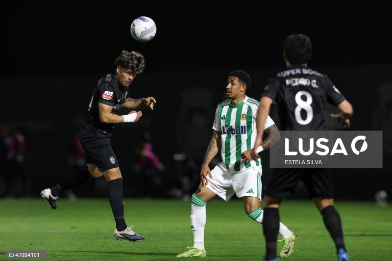 O Sporting venceu hoje na visita ao Rio Ave, por 4-1, na 33.ª e penúltima jornada da I Liga de futebol, e beneficiou do empate do Benfica para se isolar no segundo lugar, de acesso à Liga dos Campeões.