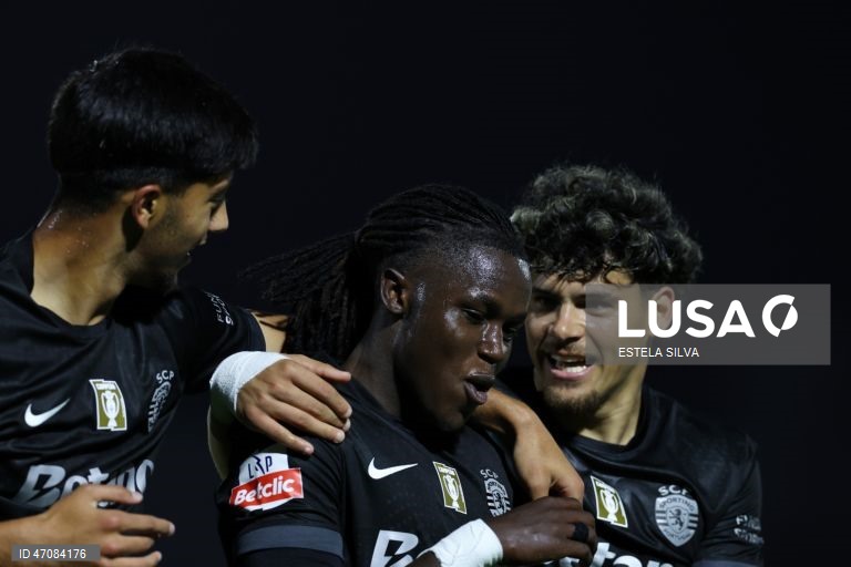 O Sporting venceu hoje na visita ao Rio Ave, por 4-1, na 33.ª e penúltima jornada da I Liga de futebol, e beneficiou do empate do Benfica para se isolar no segundo lugar, de acesso à Liga dos Campeões.