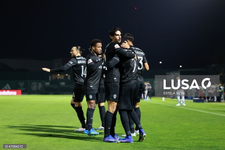 O Sporting venceu hoje na visita ao Rio Ave, por 4-1, na 33.ª e penúltima jornada da I Liga de futebol, e beneficiou do empate do Benfica para se isolar no segundo lugar, de acesso à Liga dos Campeões.