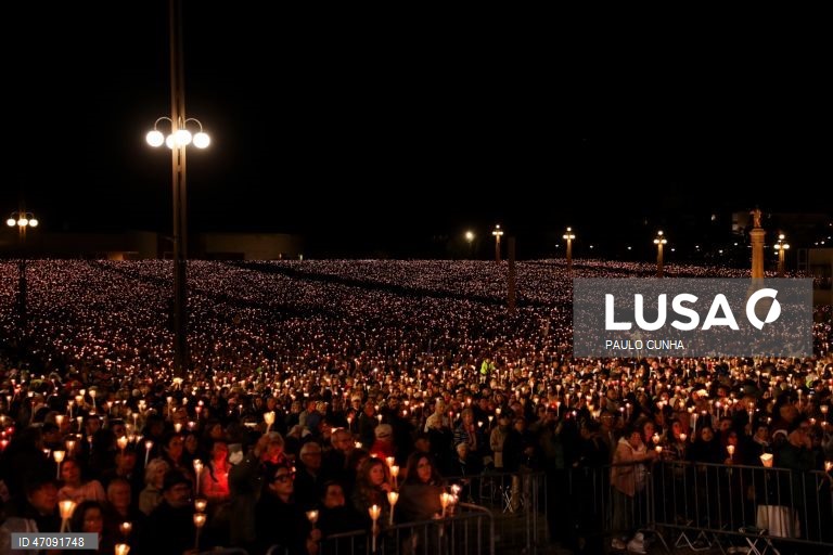 Procissão das Velas nas cerimónias religiosas da peregrinação Aniversária Internacional de 12 e 13 de Maio no Santuário de Fátima.