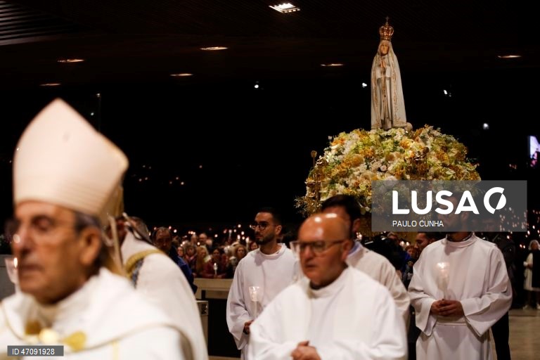 Procissão das Velas nas cerimónias religiosas da peregrinação Aniversária Internacional de 12 e 13 de Maio no Santuário de Fátima.