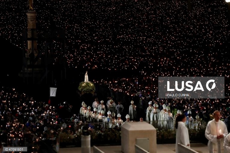 Procissão das Velas nas cerimónias religiosas da peregrinação Aniversária Internacional de 12 e 13 de Maio no Santuário de Fátima.