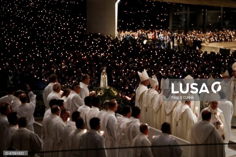 Procissão das Velas nas cerimónias religiosas da peregrinação Aniversária Internacional de 12 e 13 de Maio no Santuário de Fátima.