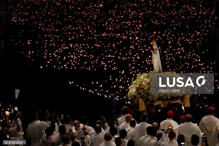 Procissão das Velas nas cerimónias religiosas da peregrinação Aniversária Internacional de 12 e 13 de Maio no Santuário de Fátima.