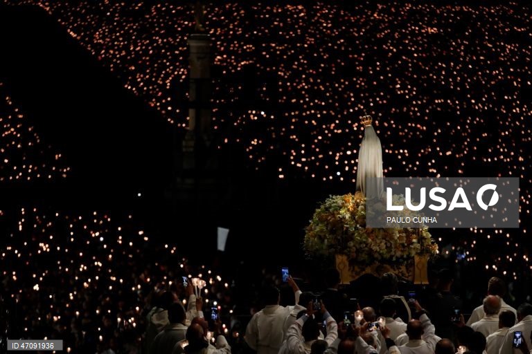 Procissão das Velas nas cerimónias religiosas da peregrinação Aniversária Internacional de 12 e 13 de Maio no Santuário de Fátima.