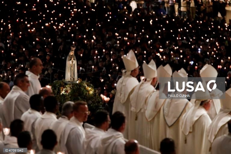 Procissão das Velas nas cerimónias religiosas da peregrinação Aniversária Internacional de 12 e 13 de Maio no Santuário de Fátima.