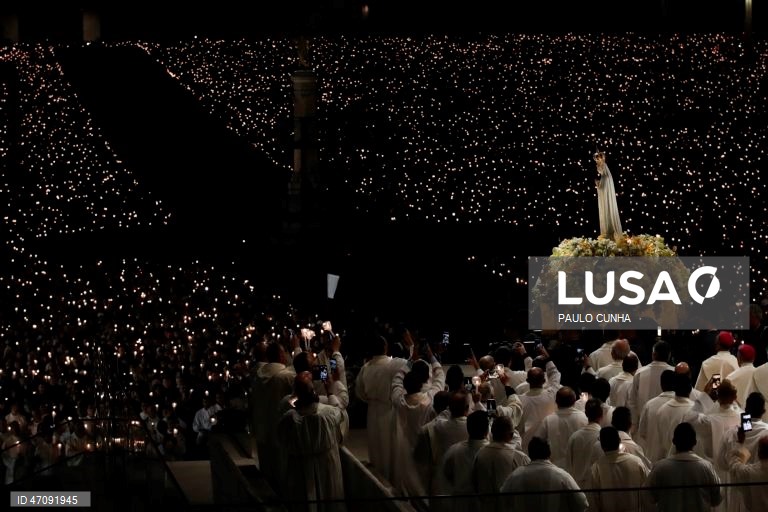 Procissão das Velas nas cerimónias religiosas da peregrinação Aniversária Internacional de 12 e 13 de Maio no Santuário de Fátima.