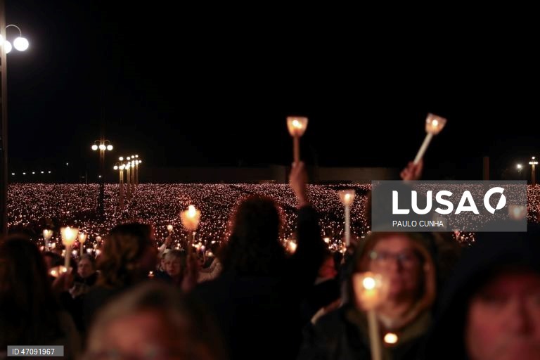 Procissão das Velas nas cerimónias religiosas da peregrinação Aniversária Internacional de 12 e 13 de Maio no Santuário de Fátima.