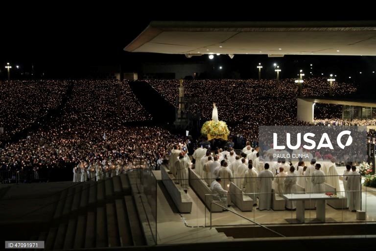 Procissão das Velas nas cerimónias religiosas da peregrinação Aniversária Internacional de 12 e 13 de Maio no Santuário de Fátima.