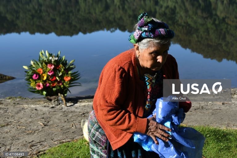 Guatemala: Maias realizam ritual para pedir chuva na lagoa de Chicabal