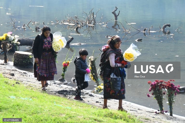 Guatemala: Maias realizam ritual para pedir chuva na lagoa de Chicabal