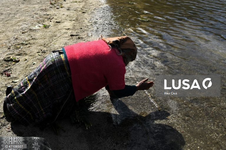 Guatemala: Maias realizam ritual para pedir chuva na lagoa de Chicabal