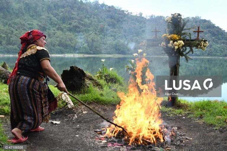 Guatemala: Maias realizam ritual para pedir chuva na lagoa de Chicabal