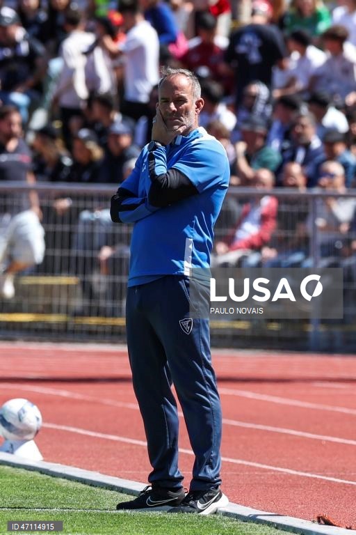 O treinador do Académico de Viseu, Carlos Fonseca , durante o jogo da última jornada da II Liga de Futebol, realizado no Estádio do Fontelo, em Viseu, 16 de maio de 2026. PAULO NOVAIS/LUSA.