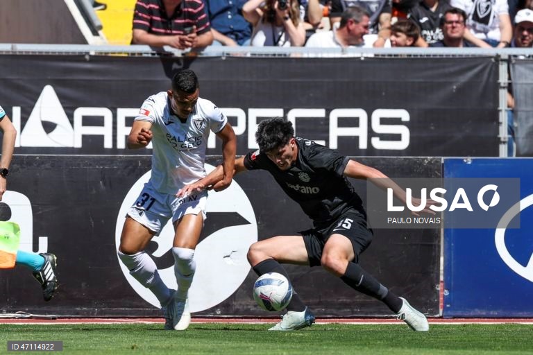 O jogador do Académico de Viseu, Guilherme (e), disputa a bola com o jogador do Sporting B, Mota (d), durante o jogo da última jornada da II Liga de Futebol, realizado no Estádio do Fontelo, em Viseu, 16 de maio de 2026. PAULO NOVAIS/LUSA.