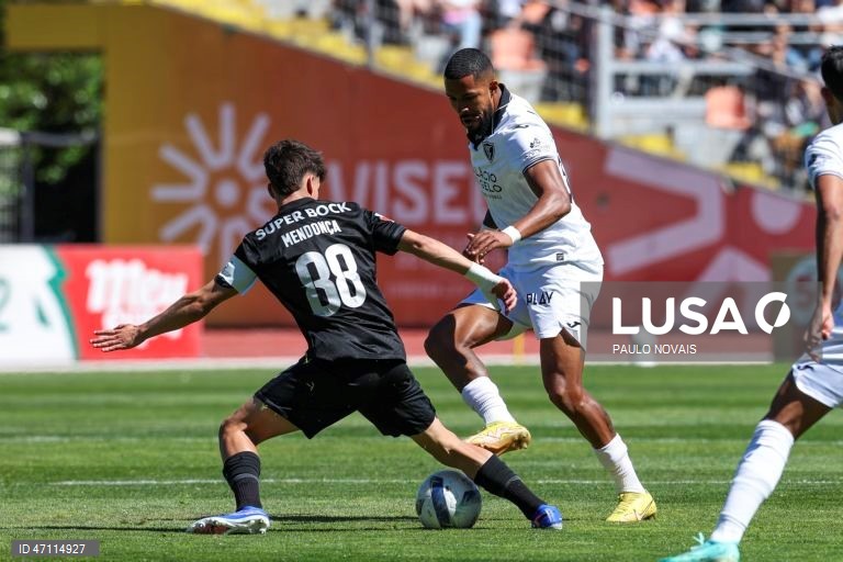 O jogador do Académico de Viseu, André Clóvis (D), disputa a bola com o jogador do Sporting B, Mendonça (E), durante o jogo da última jornada da II Liga de Futebol, realizado no Estádio do Fontelo, em Viseu, 16 de maio de 2026. PAULO NOVAIS/LUSA.
