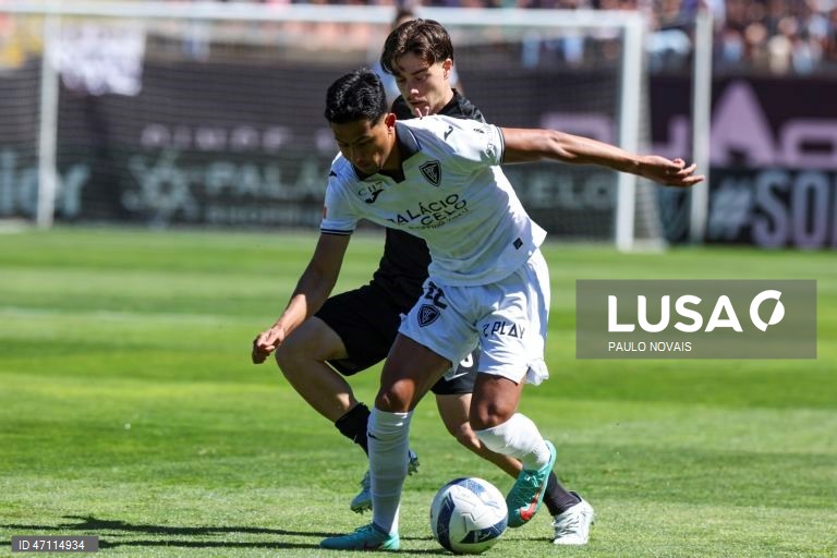 O jogador do Académico de Viseu, Zamora (F), disputa a bola com o jogador do Sporting B, Mauro Couto , durante o jogo da última jornada da II Liga de Futebol, realizado no Estádio do Fontelo, em Viseu, 16 de maio de 2026. PAULO NOVAIS/LUSA.