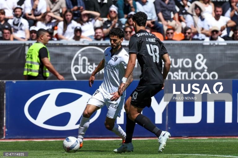 O jogador do Académico de Viseu, Messeguem (E), disputa a bola com o jogador do Sporting B, Muniz (D), durante o jogo da última jornada da II Liga de Futebol, realizado no Estádio do Fontelo, em Viseu, 16 de maio de 2026. PAULO NOVAIS/LUSA.