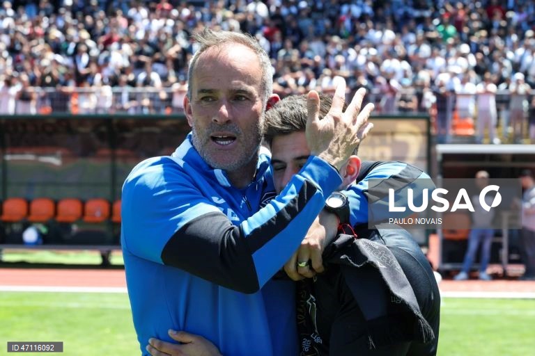 Jogadores do Académico de Viseu, celebram a subida à I liga no final do jogo da última jornada da II Liga de Futebol em que empataram, 0-0 com o Sporting B, realizado no Estádio do Fontelo, em Viseu, 16 de maio de 2026. PAULO NOVAIS/LUSA.