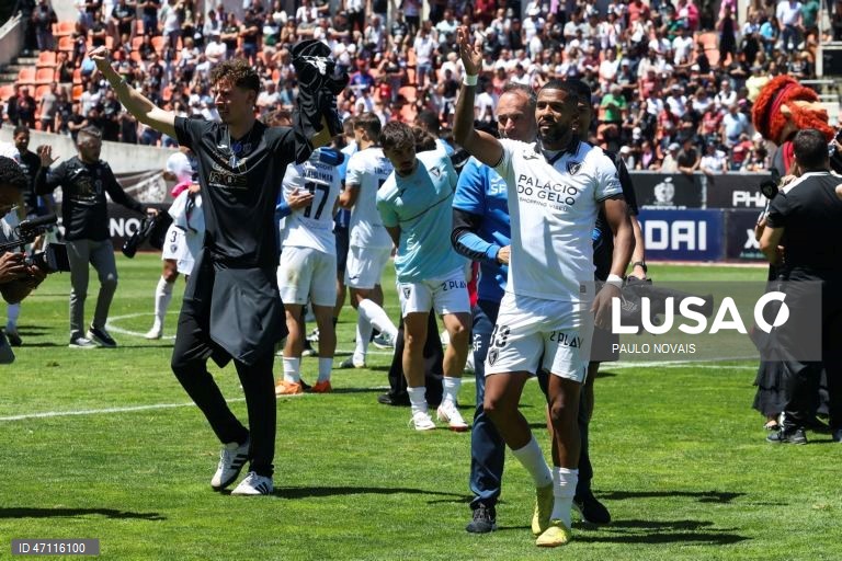 Jogadores do Académico de Viseu, celebram a subida à I liga no final do jogo da última jornada da II Liga de Futebol em que empataram, 0-0 com o Sporting B, realizado no Estádio do Fontelo, em Viseu, 16 de maio de 2026. PAULO NOVAIS/LUSA.