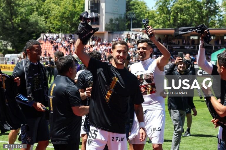 Jogadores do Académico de Viseu, celebram a subida à I liga no final do jogo da última jornada da II Liga de Futebol em que empataram, 0-0 com o Sporting B, realizado no Estádio do Fontelo, em Viseu, 16 de maio de 2026. PAULO NOVAIS/LUSA.