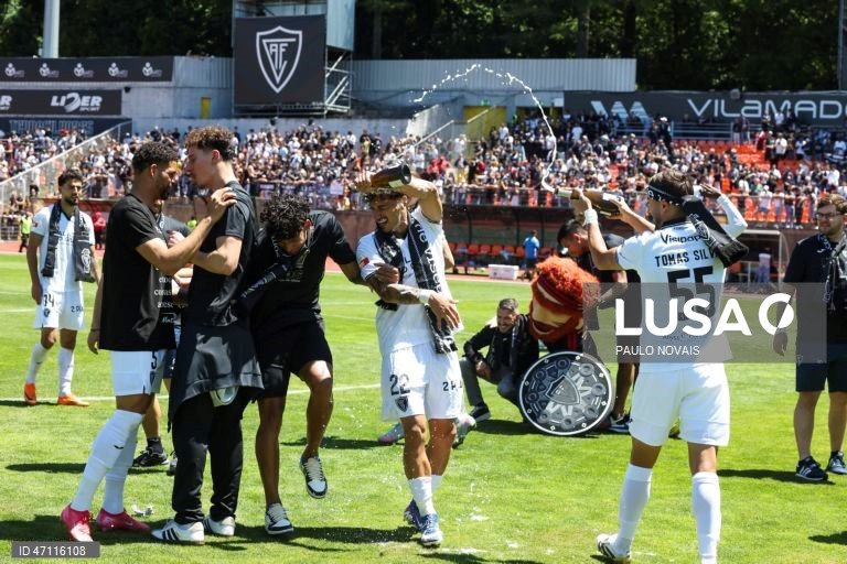 Jogadores do Académico de Viseu, celebram a subida à I liga no final do jogo da última jornada da II Liga de Futebol em que empataram, 0-0 com o Sporting B, realizado no Estádio do Fontelo, em Viseu, 16 de maio de 2026. PAULO NOVAIS/LUSA.
