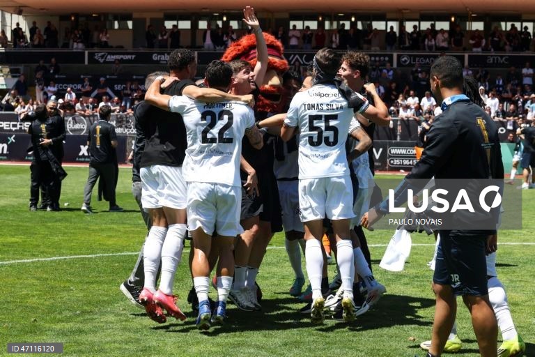 Jogadores do Académico de Viseu, celebram a subida à I liga no final do jogo da última jornada da II Liga de Futebol em que empataram, 0-0 com o Sporting B, realizado no Estádio do Fontelo, em Viseu, 16 de maio de 2026. PAULO NOVAIS/LUSA.