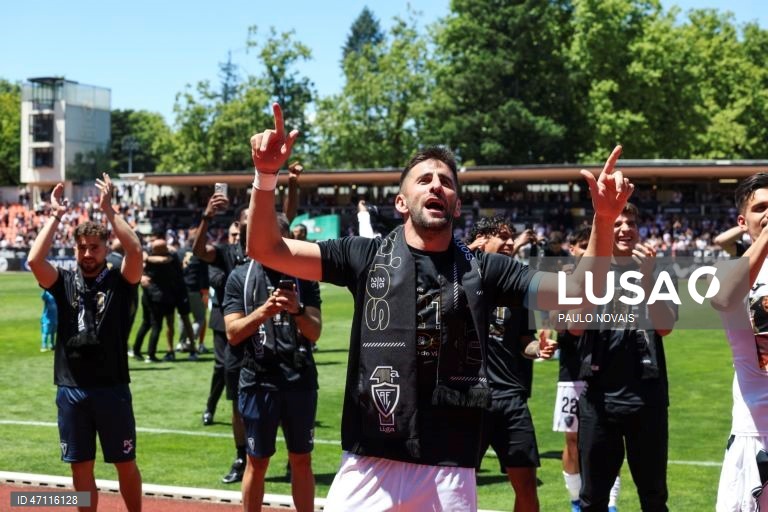 Jogadores do Académico de Viseu, celebram a subida à I liga no final do jogo da última jornada da II Liga de Futebol em que empataram, 0-0 com o Sporting B, realizado no Estádio do Fontelo, em Viseu, 16 de maio de 2026. PAULO NOVAIS/LUSA.