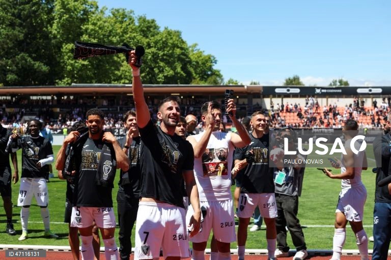 Jogadores do Académico de Viseu, celebram a subida à I liga no final do jogo da última jornada da II Liga de Futebol em que empataram, 0-0 com o Sporting B, realizado no Estádio do Fontelo, em Viseu, 16 de maio de 2026. PAULO NOVAIS/LUSA.