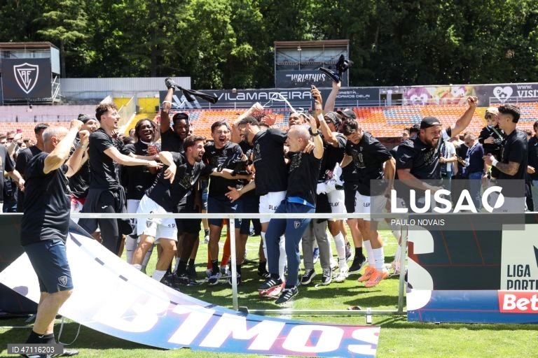 Jogadores do Académico de Viseu, celebram a subida à I liga no final do jogo da última jornada da II Liga de Futebol em que empataram, 0-0 com o Sporting B, realizado no Estádio do Fontelo, em Viseu, 16 de maio de 2026. PAULO NOVAIS/LUSA.