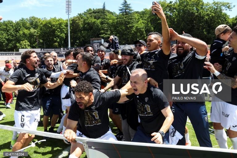 Jogadores do Académico de Viseu, celebram a subida à I liga no final do jogo da última jornada da II Liga de Futebol em que empataram, 0-0 com o Sporting B, realizado no Estádio do Fontelo, em Viseu, 16 de maio de 2026. PAULO NOVAIS/LUSA.