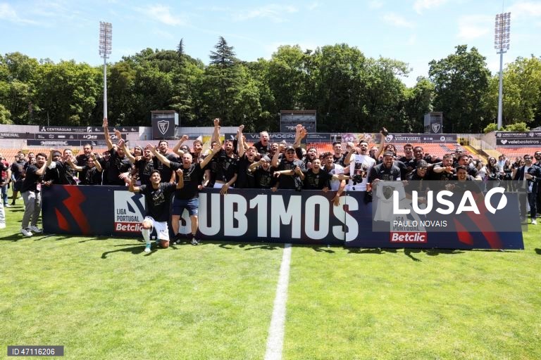 Jogadores do Académico de Viseu, celebram a subida à I liga no final do jogo da última jornada da II Liga de Futebol em que empataram, 0-0 com o Sporting B, realizado no Estádio do Fontelo, em Viseu, 16 de maio de 2026. PAULO NOVAIS/LUSA.
