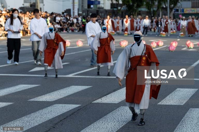 Desfile das Lanternas de Lótus antes das celebrações do aniversário de Buda em Seul