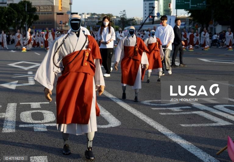 Desfile das Lanternas de Lótus antes das celebrações do aniversário de Buda em Seul