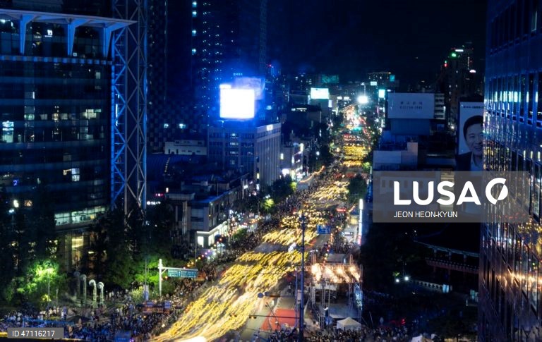 Desfile das Lanternas de Lótus antes das celebrações do aniversário de Buda em Seul